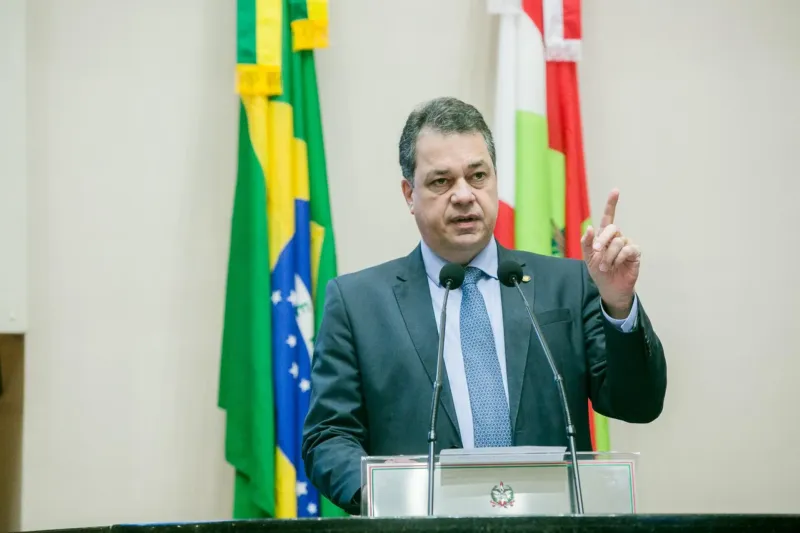 Deputado Rodrigo Minotto homenageia Igreja Adventista em sessão solene na Alesc