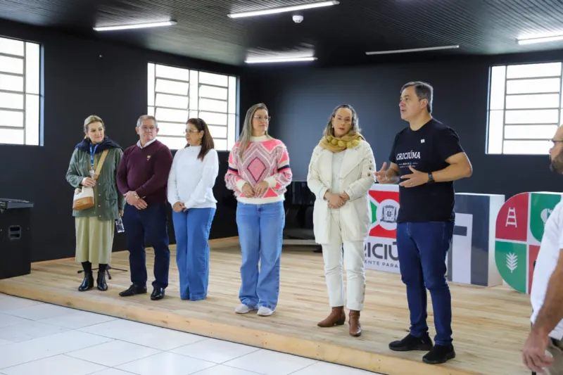 Prefeito incorpora sacerdote para um mega casamento comunitário em Criciúma