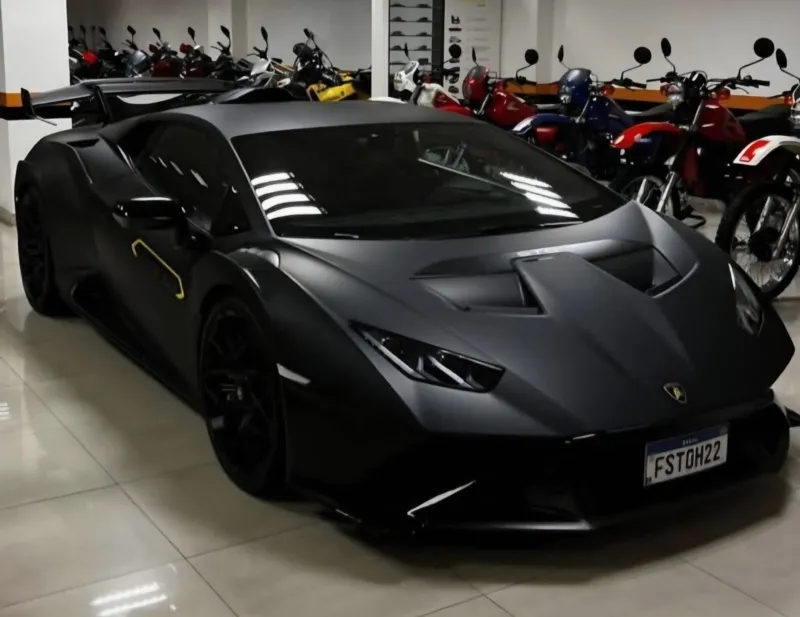 Empresário criciumense vende carro de luxo para cantor famoso