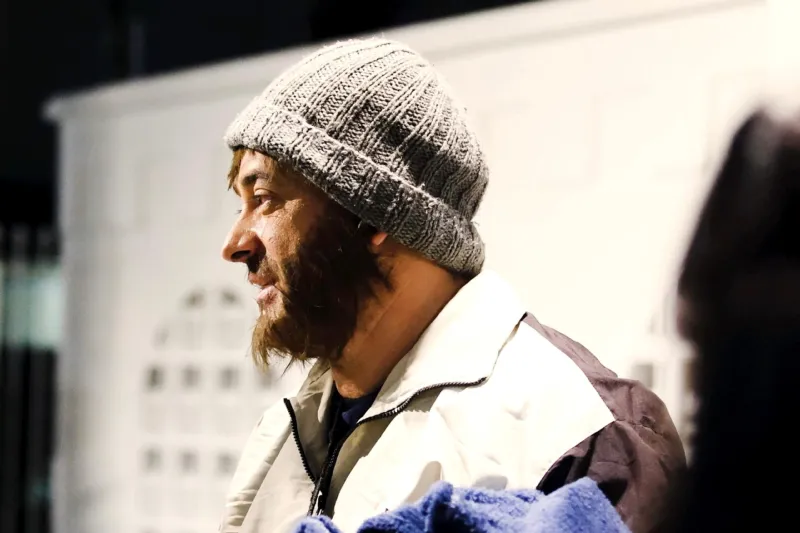 Prefeito de Criciúma se passa por morador de rua para aprimorar politicas publicas