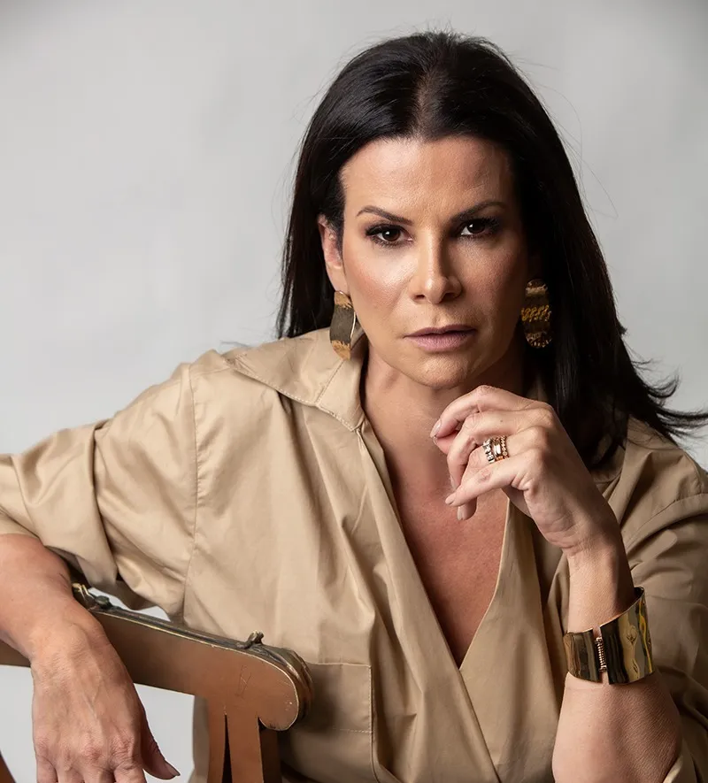 Mulheres empresárias se produzem para ver e ouvir Chai Carioni