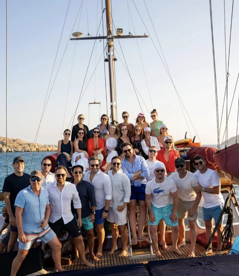 Empresário de Criciúma celebra aniversário a bordo de veleiro na Grécia