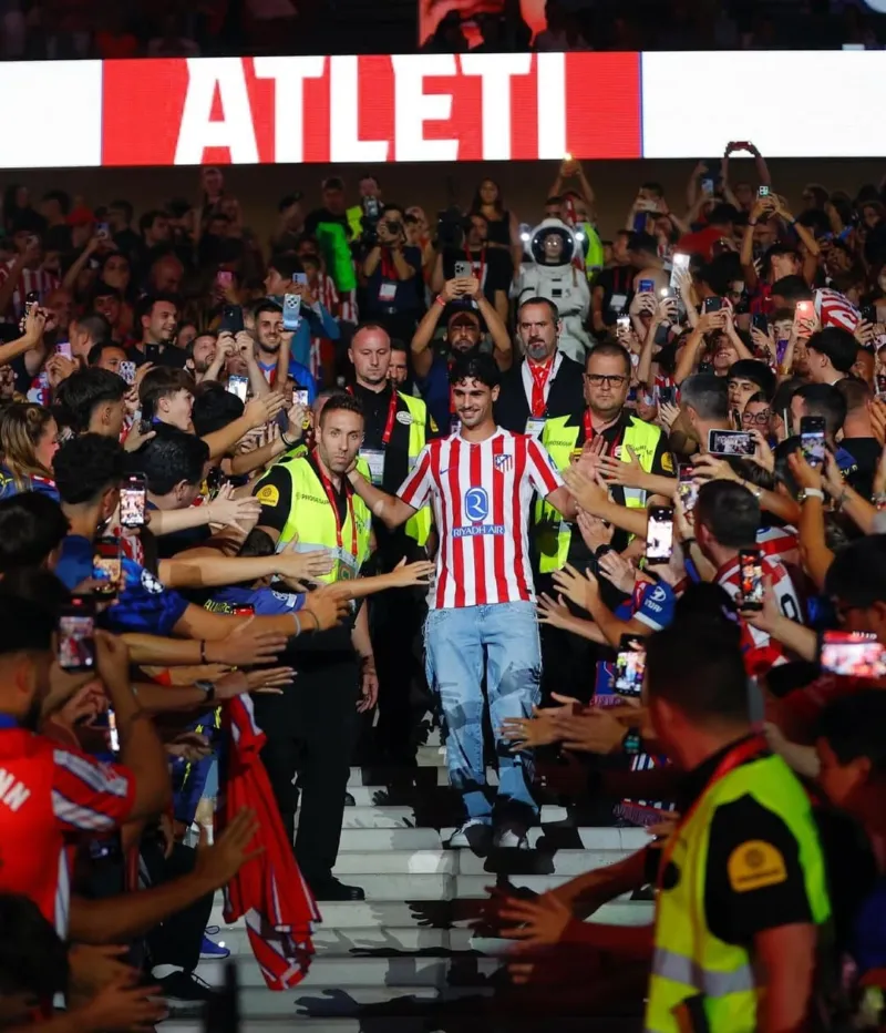 Jogador criciumense de 38 milhões de euros é recebido por estádio lotado