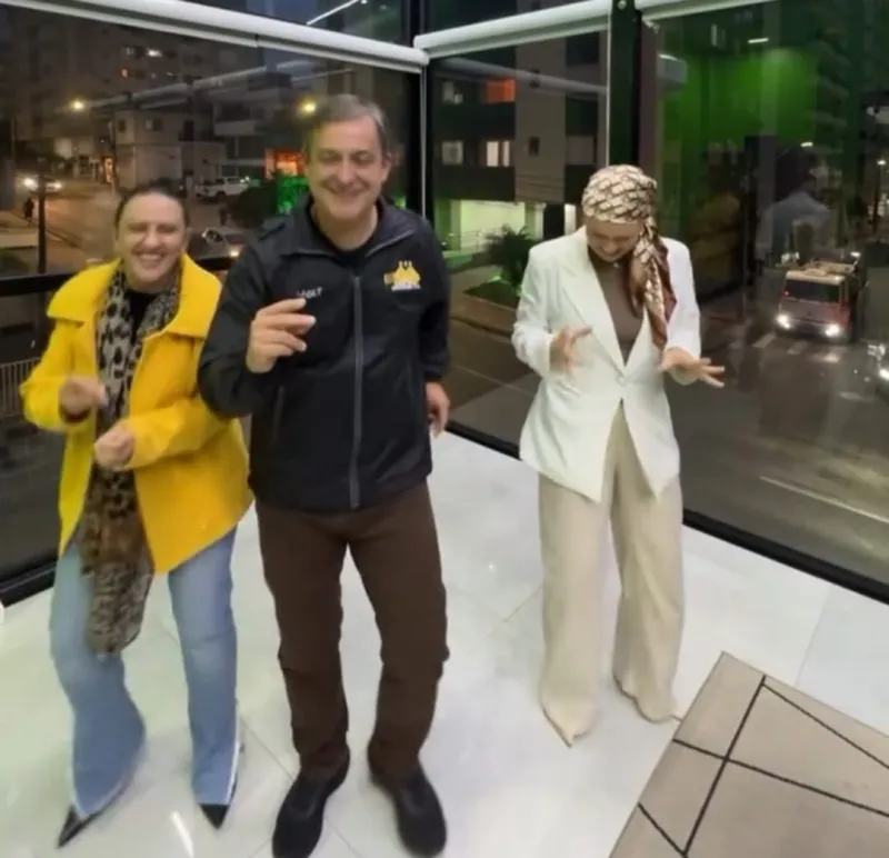 Prefeito Vaguinho cai na dança