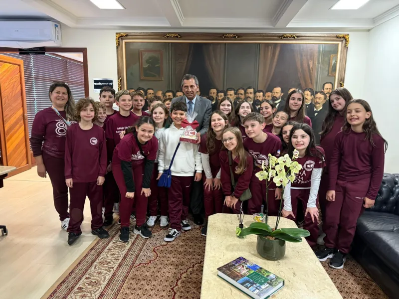 Júlio Garcia recebe grupo de alunos do Colégio São Bento na Alesc