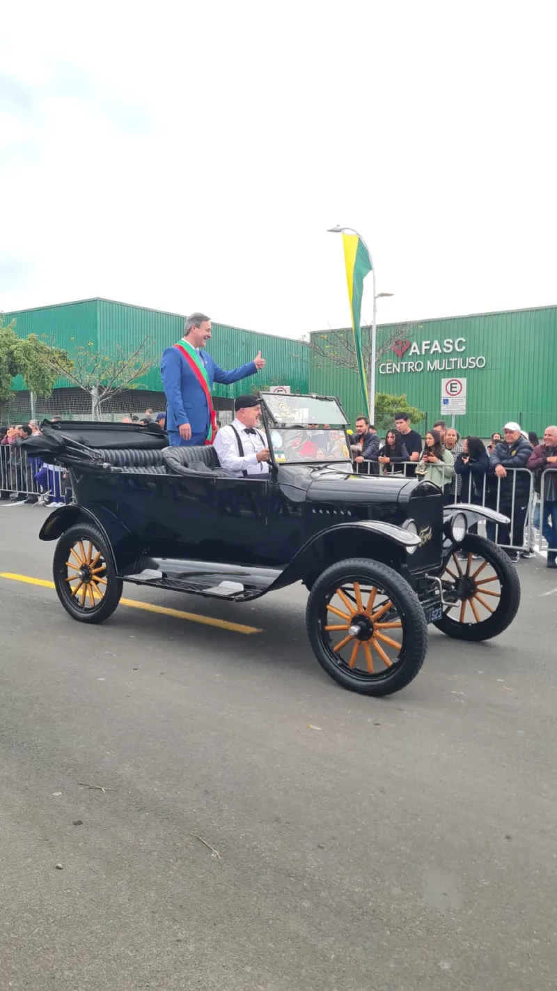 Prefeito de Criciúma abre desfile a bordo de uma fubica dos anos 20