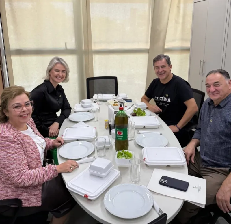 Prefeito de Criciúma leva reitora da Unesc para almoço de marmita no gabinete