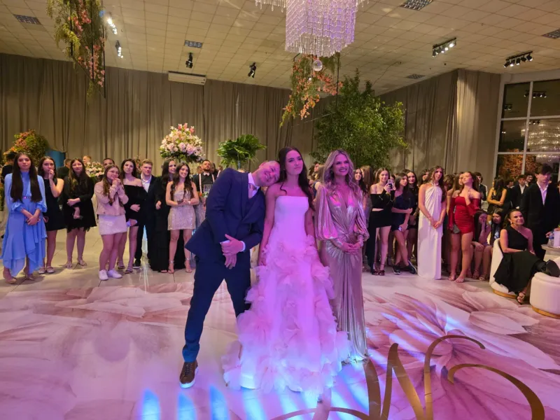 Maria Clara comemora 15 anos em noite de luxo e emoção