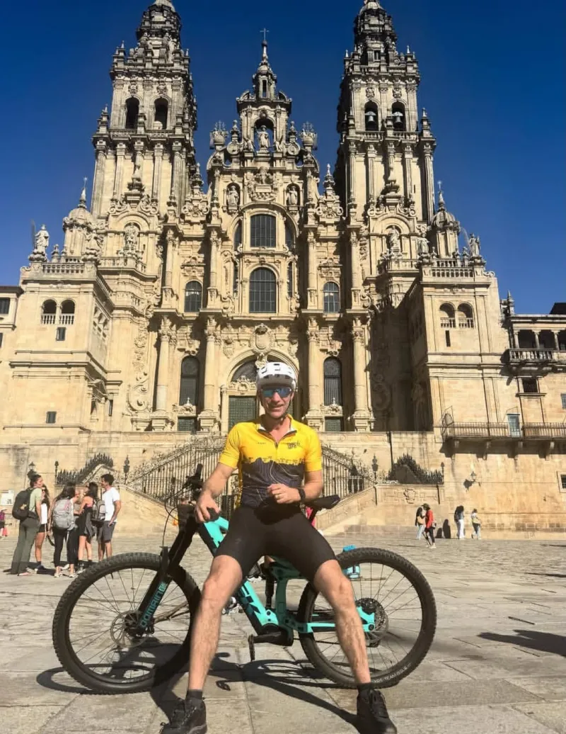 Empresário do Sul troca luxo por bicicleta em jornada espiritual pela Europa