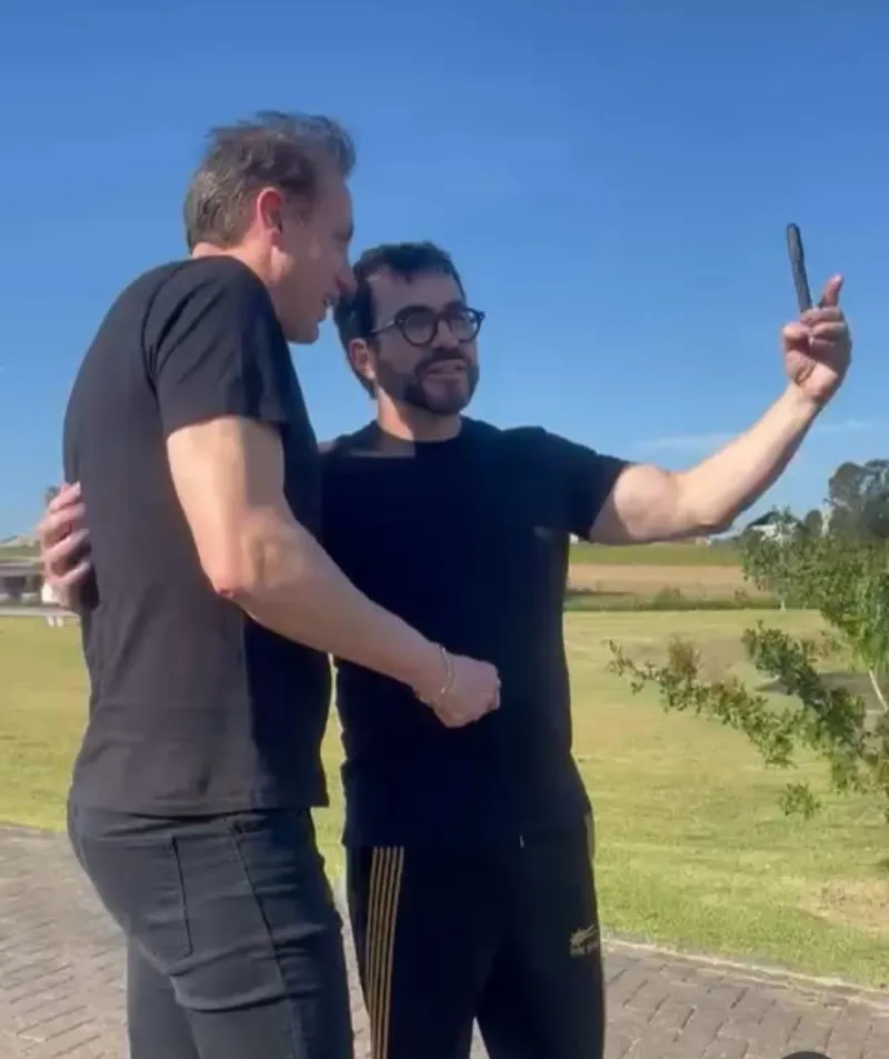 Padre Fábio de Melo visita santuário de Içara e canta com as freiras