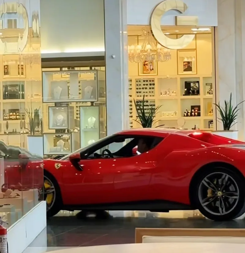 Ferrari de R$ 4 milhões é atração em exposição de super carros no Nações Shopping