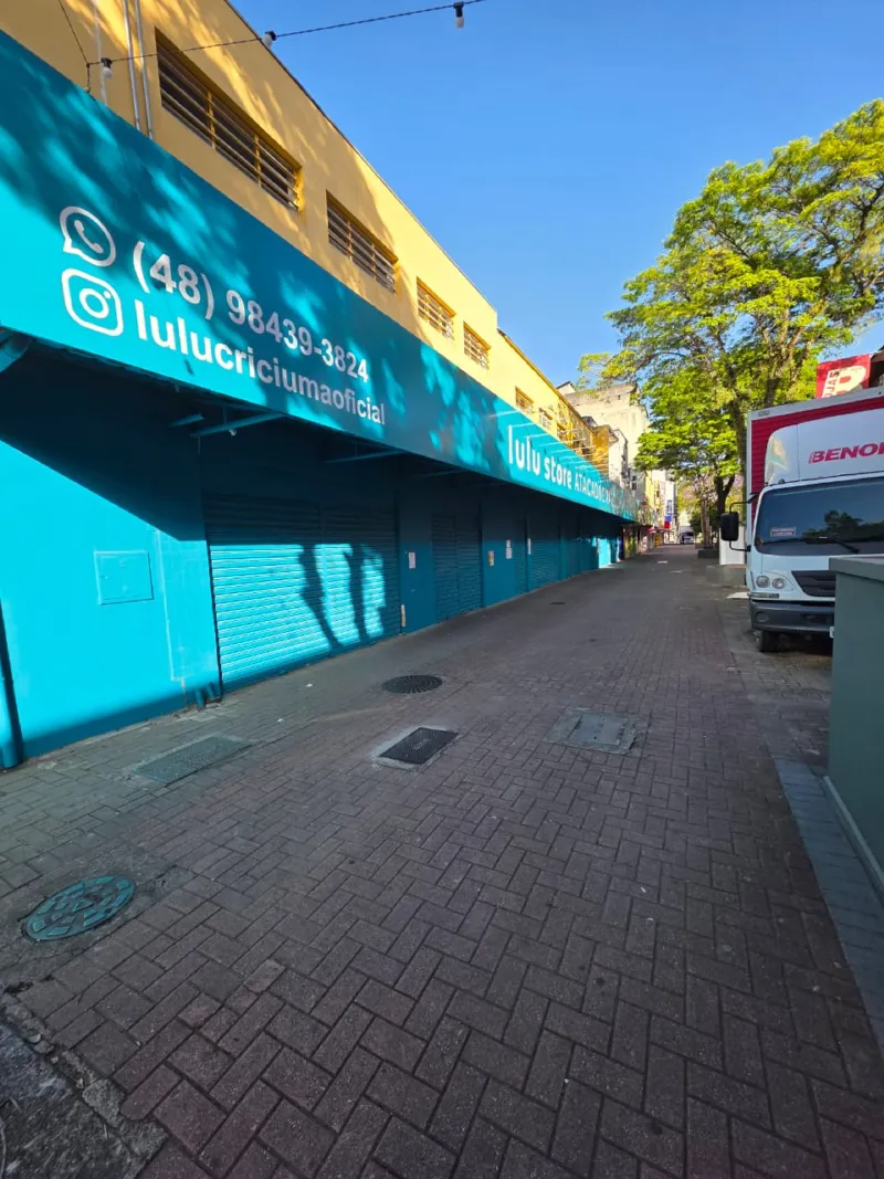 Rua Seis de Janeiro volta a ferver com novo mega comércio chinês