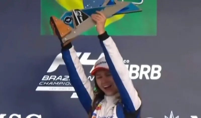 Pilota criciumense brilha em Interlagos e vence corrida na preliminar da Fórmula 1