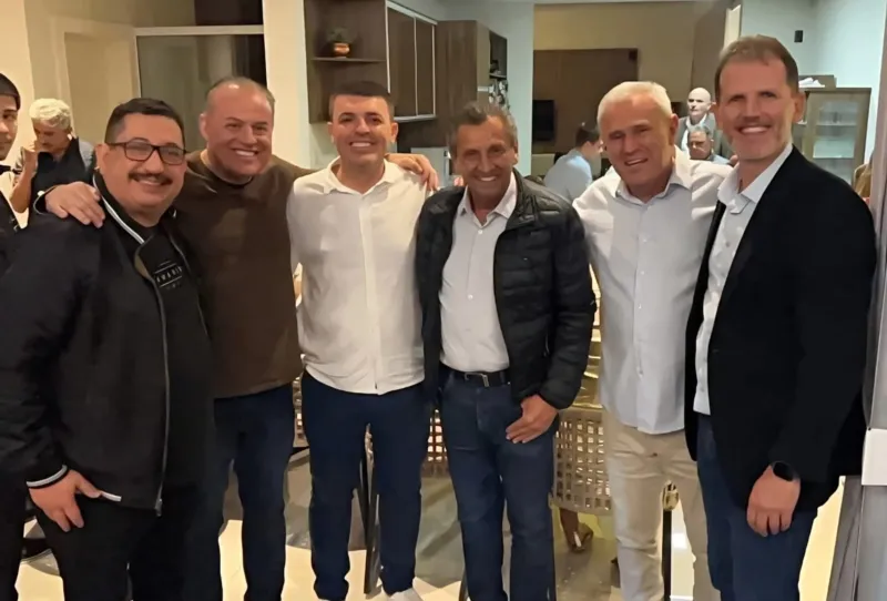 Pai do bilionário Tata Faria celebra 80 anos cercado de lideranças políticas