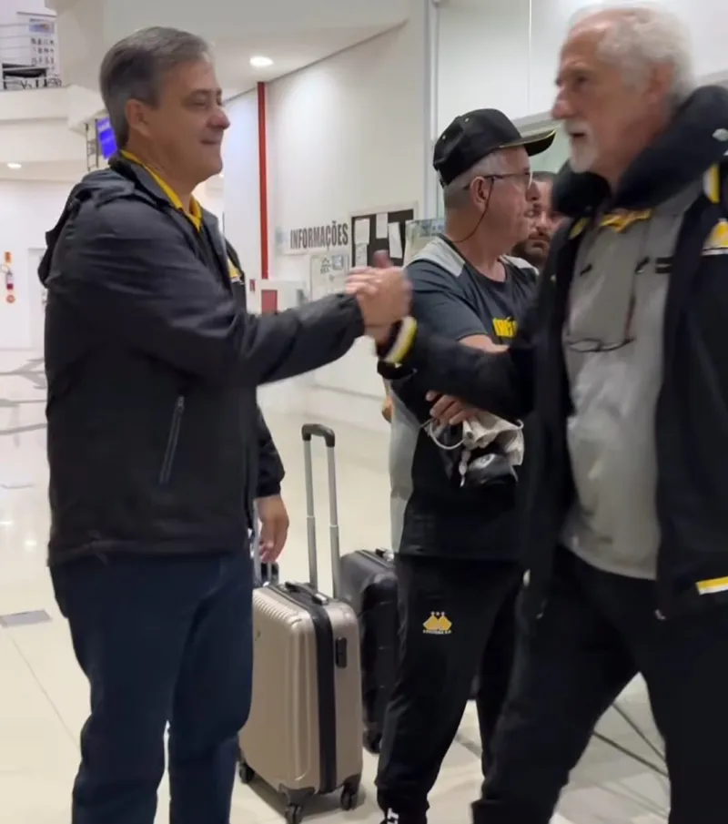 Prefeito Vaguinho recebe jogadores do Criciúma após derrota
