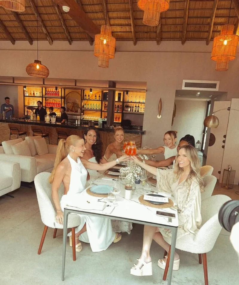 Grife criciumense lança coleção nacional em Punta del Este com “mood” de festa e muito glamour