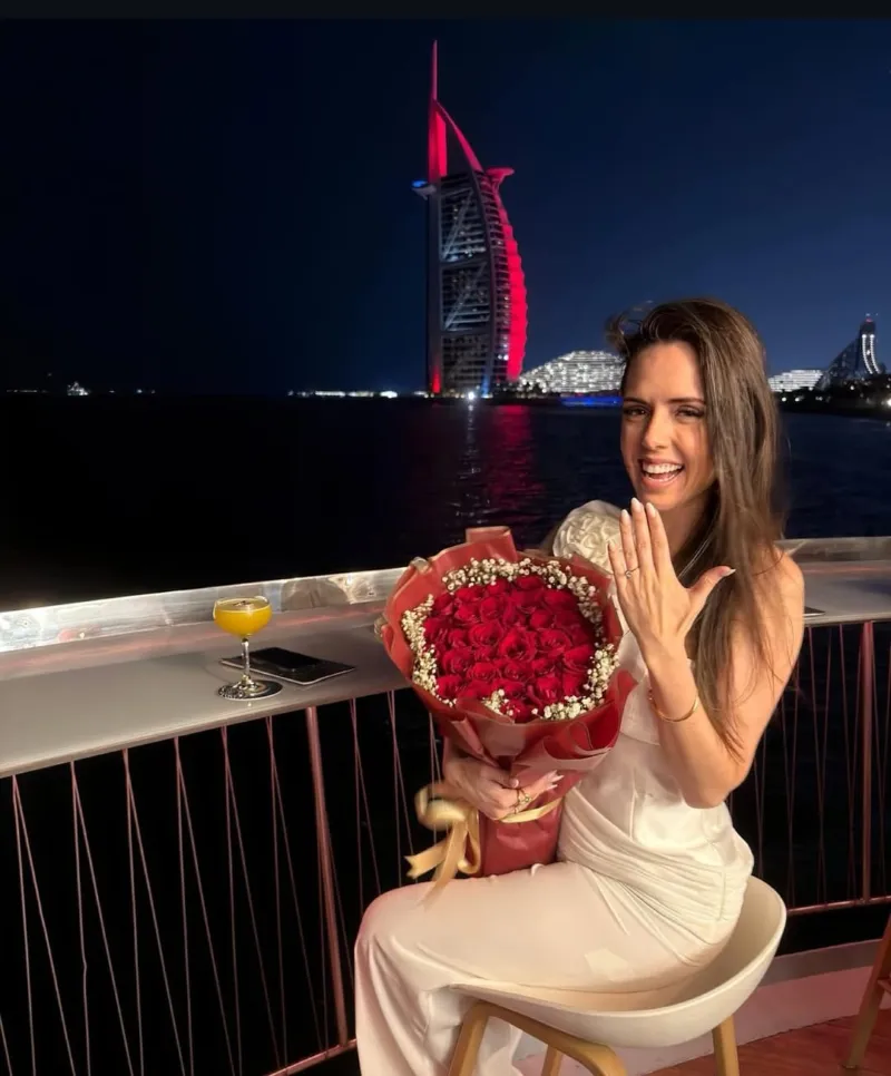 Criciumense é pedida em casamento em cenário de luxo em Dubai
