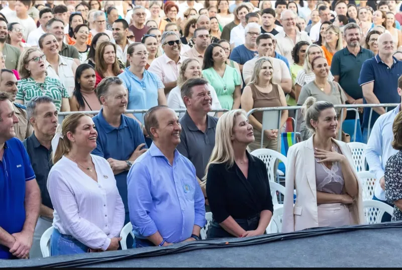 Jorginho Mello e Lu Ceretta participam de surpresa de missa de Padre Fábio de Melo em Içara