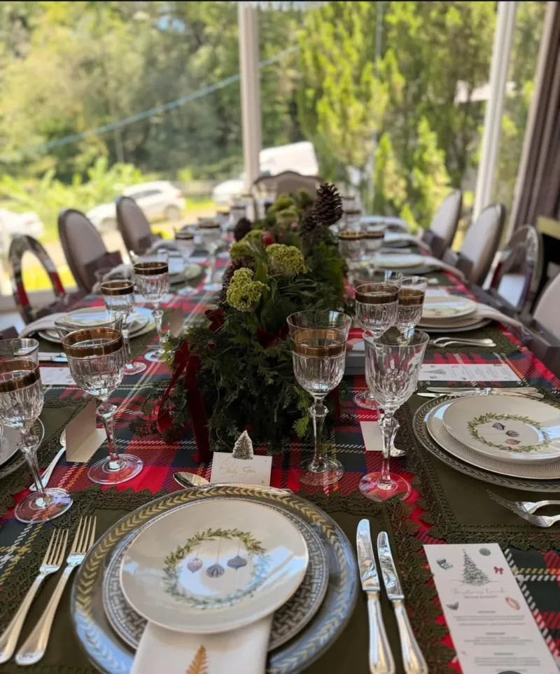 Socialite abre mansão para Christmas Lunch exclusivo com poderosas
