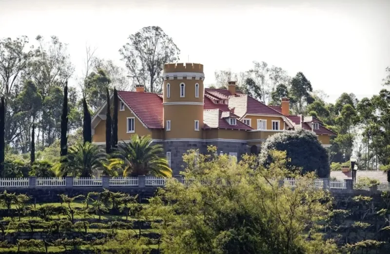 Padre Fábio de Melo é recebido com pompa no castelo da família Salvaro