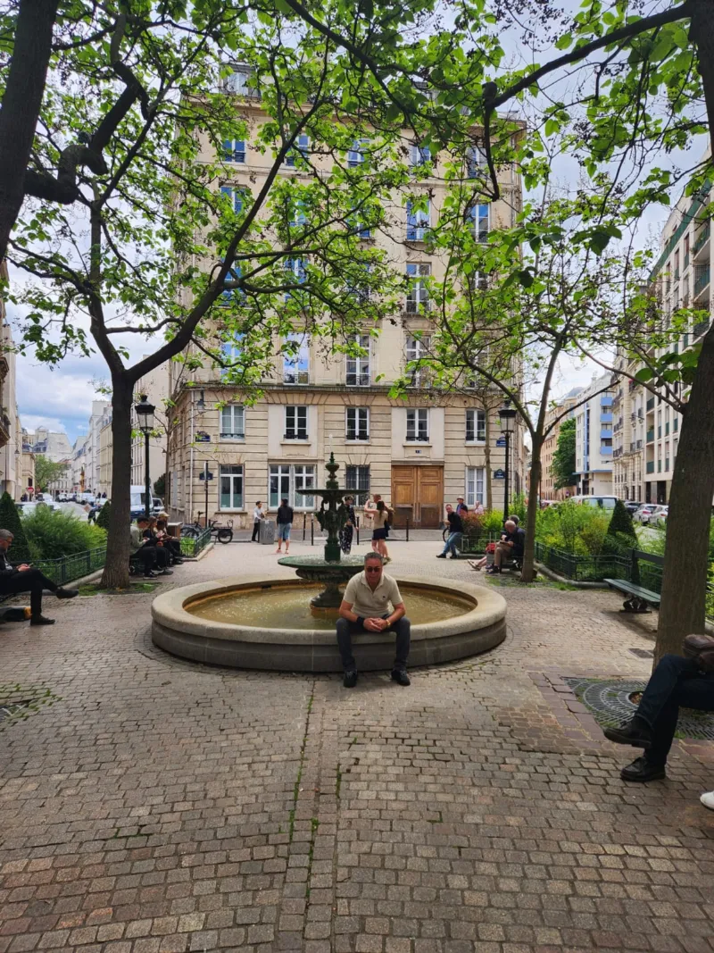 Minha experiência visitando os cenários de Emily em Paris