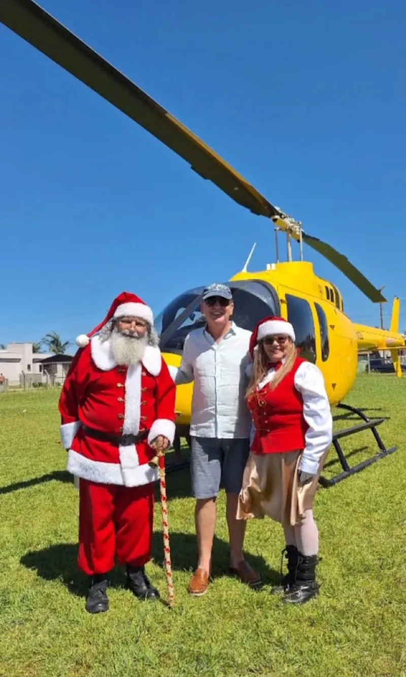 De helicóptero, empresário transforma o céu de Criciúma em palco da magia do Natal