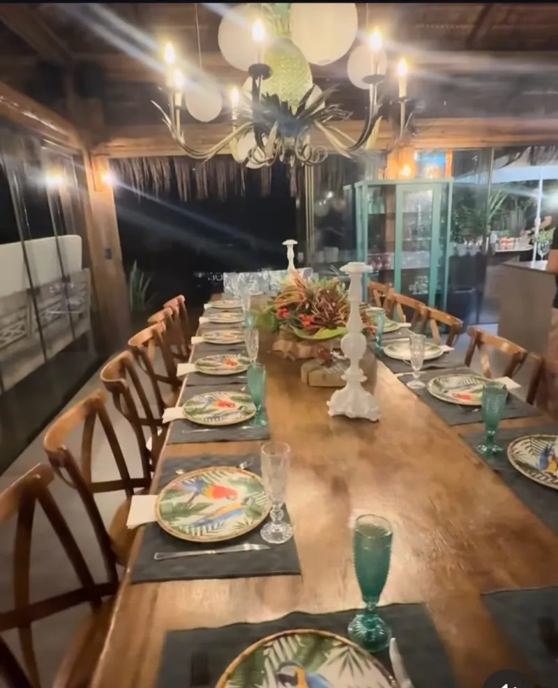Andreia Valvassori e Katia Macari recebem amigos para uma noite mágica