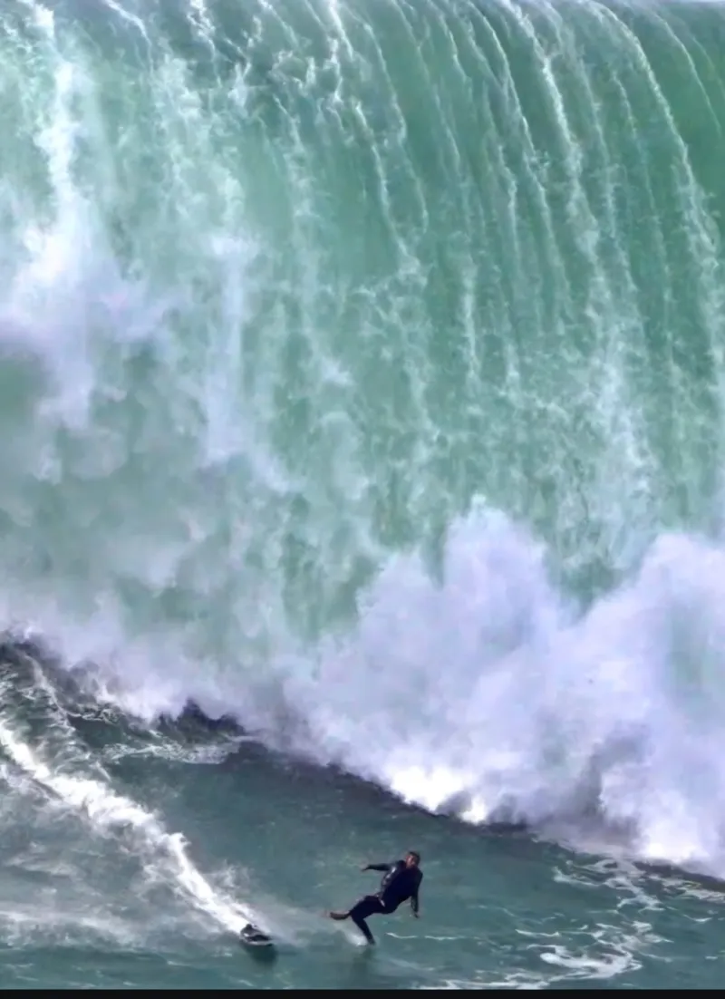 Surfista de Jaguaruna é resgatado após enfrentar ondas gigantes de 15 metros em Nazaré