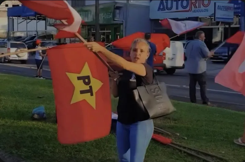 Conselheira tutelar vai a ato do PT com bolsa de grife a tiracolo