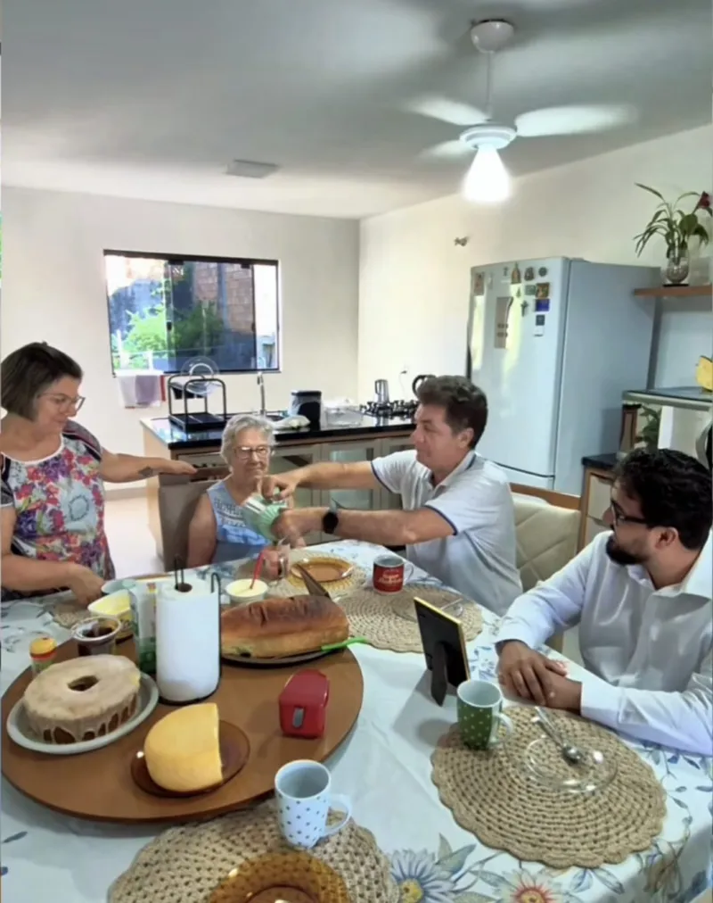 Clésio Salvaro faz campanha filando café na casa dos eleitores