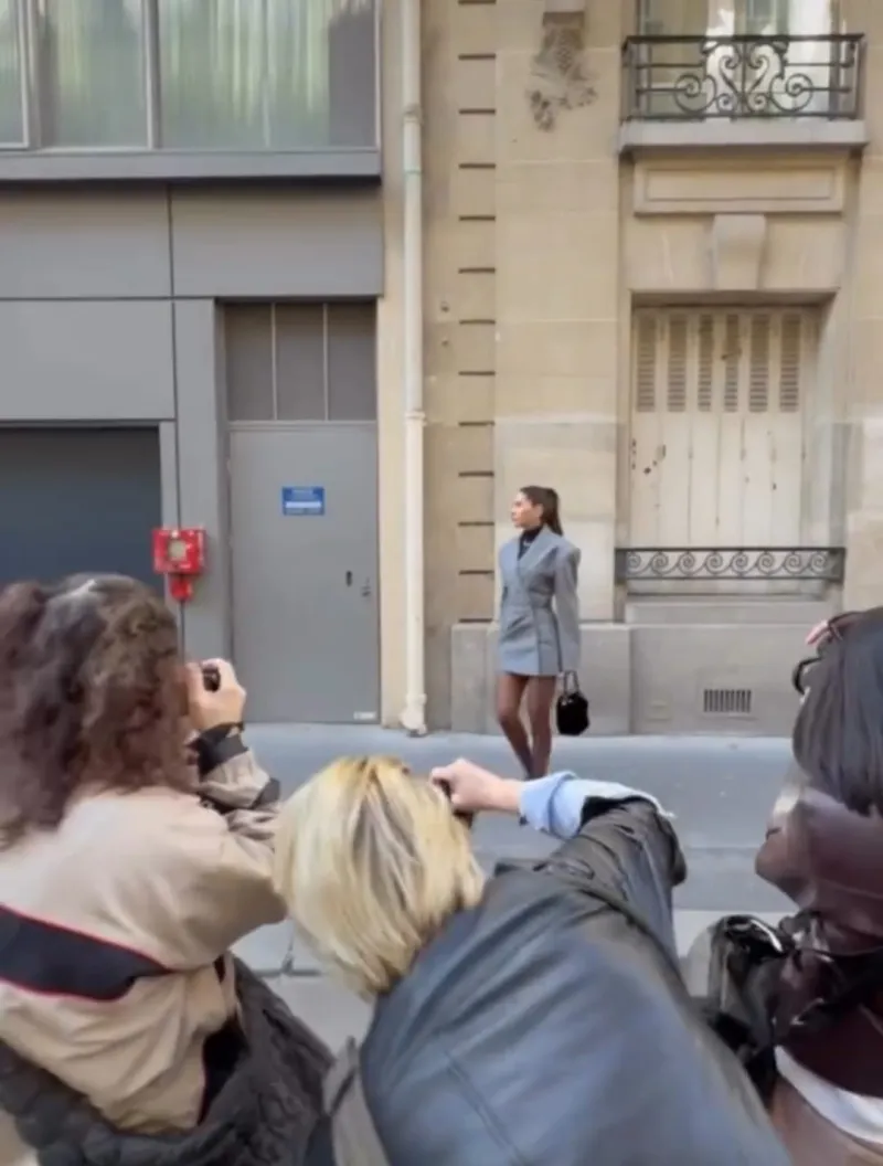 Companheira de bilionário criciumense rouba a cena na Semana de Moda de Paris