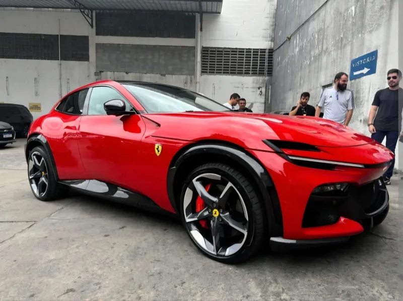 Ferrari de R$ 7,5 milhões chama atenção e movimenta Morro da Fumaça