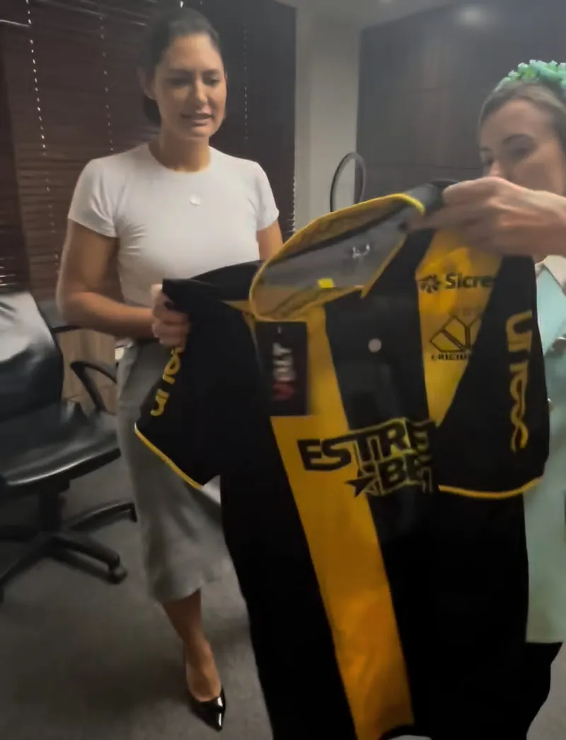 Michelle Bolsonaro se emociona ao receber camisa do Criciúma destinada a Bolsonaro