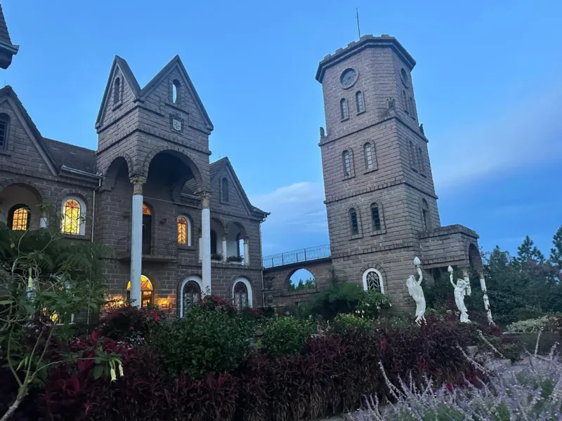 Castelo de padre no Sul vira símbolo de poder, fé e exclusividade