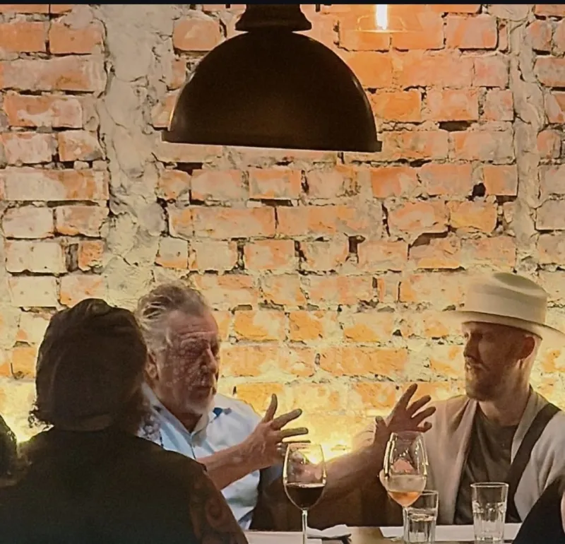 Robert Plant brinda com vinho de empresária criciumense