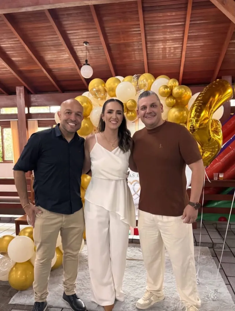 Herdeira do Bistek celebra 11 anos de casamento com ex-jogador em festa badalada
