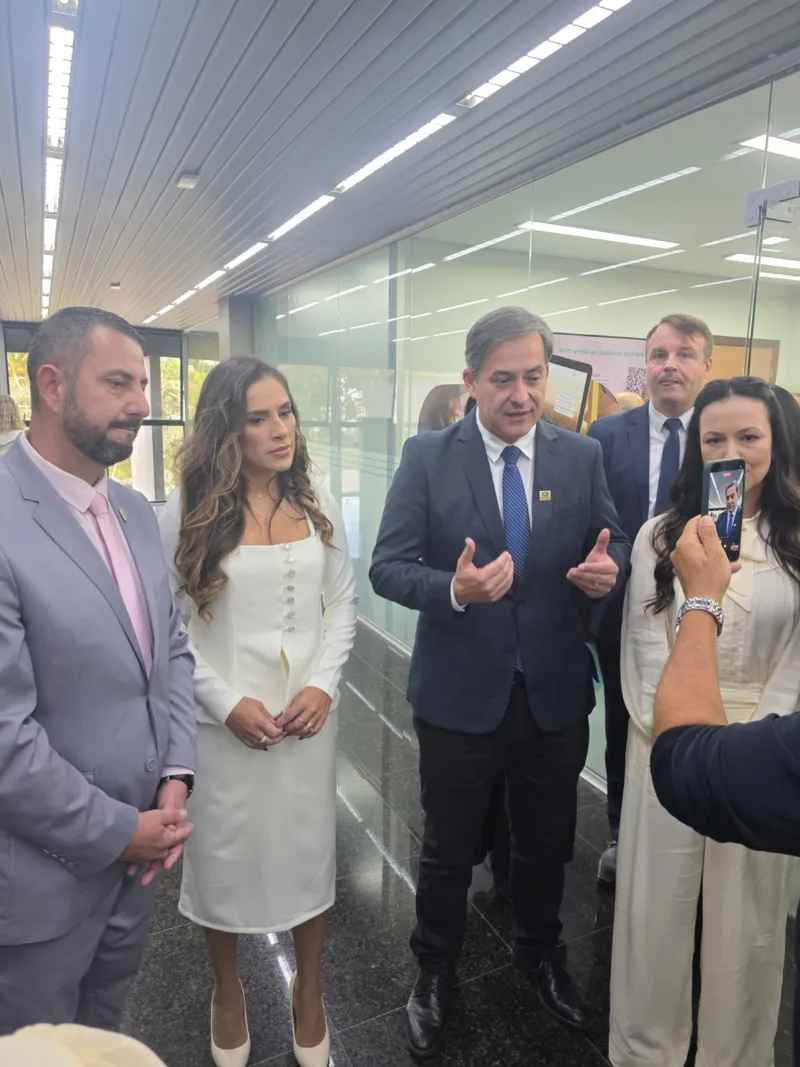 Fila do Beija-Mão Marca Posse de Prefeito Interino em Criciúma