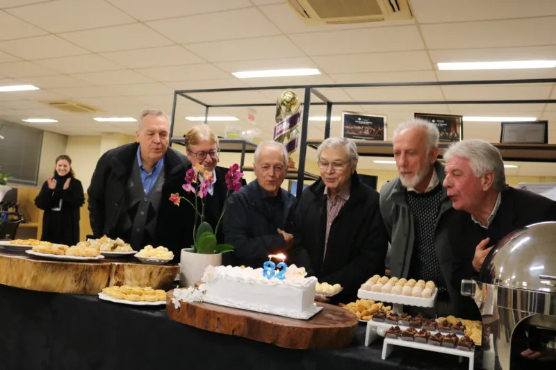 Acic faz festa de 82 anos e reúne ex-presidentes para soprar as vela