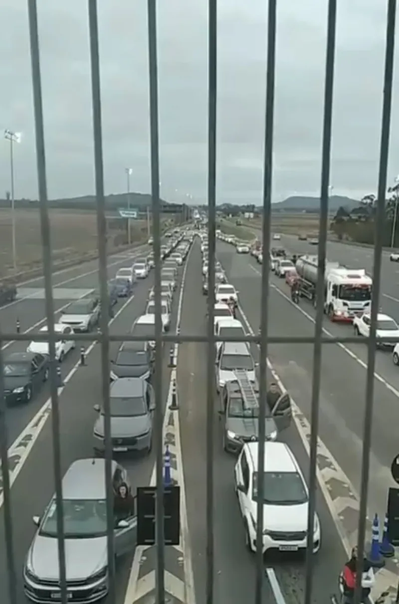 Pane em pedágios trava a BR-101 no sul