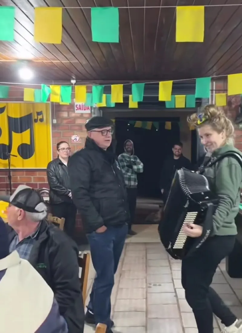 Vice prefeito de Nova Veneza aparece em boteco com cantora famosa