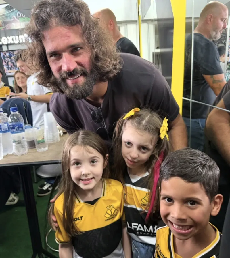 Craque da Seleção Brasileira surpreende torcedores em Criciúma