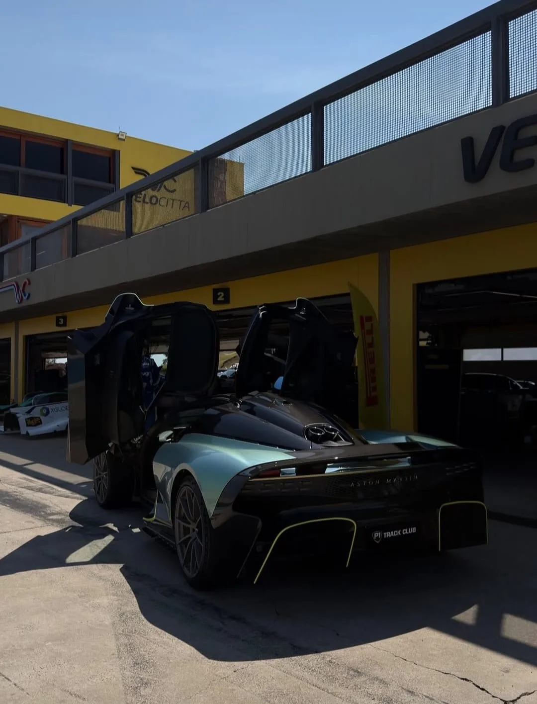 Jovens milionários criciumenses fecham autódromo para brincar de Fórmula 1