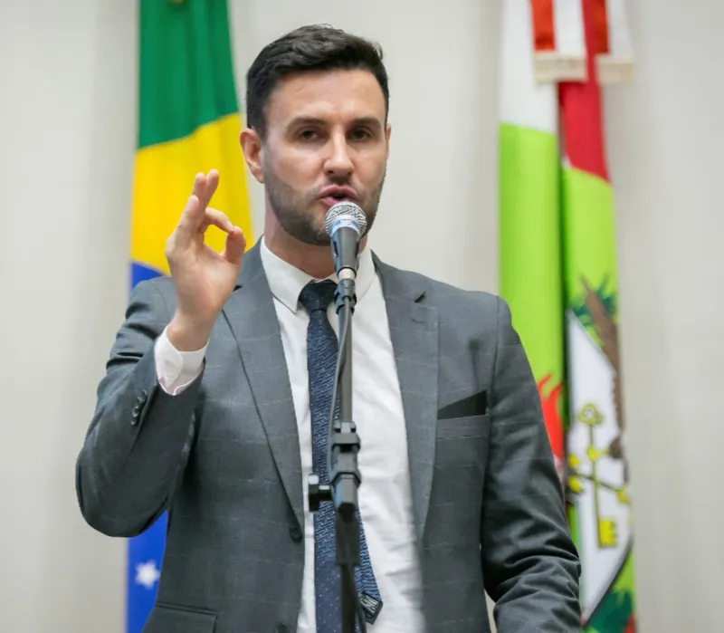 Ex deputado catarinense de Laguna vira cantor de Funk nos EUA