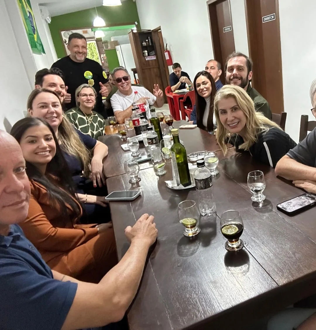 Secretária de Educação de SC reúne amigos para almoço no Bar do Dorva