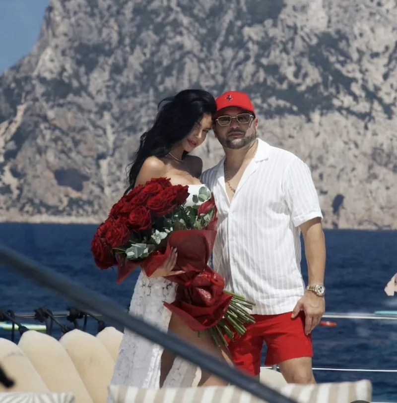 A bordo de iate, modelo criciumense é pedida em casamento na paradisíaca Sardenha
