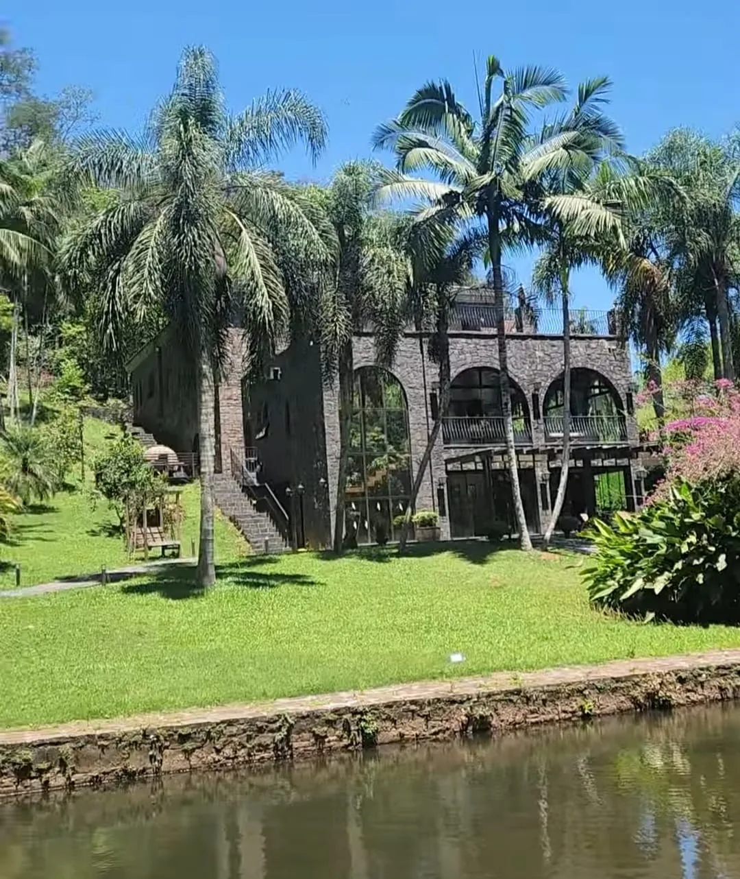 Jantar de milhões: castelo de Olvacir vira QG dos ricaços em noite com Jorginho