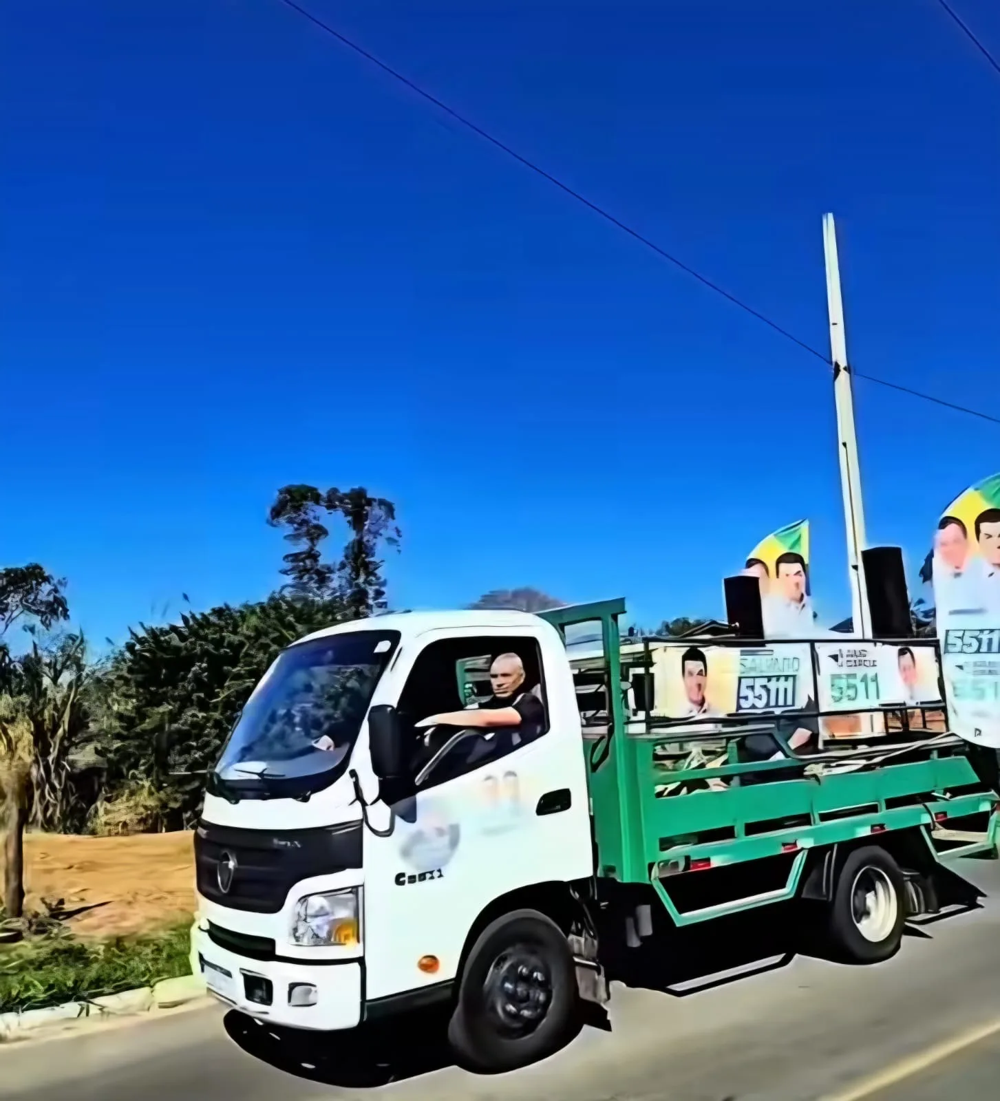 Candidato criciumense busca votos em cima de bicicleta e caminhão