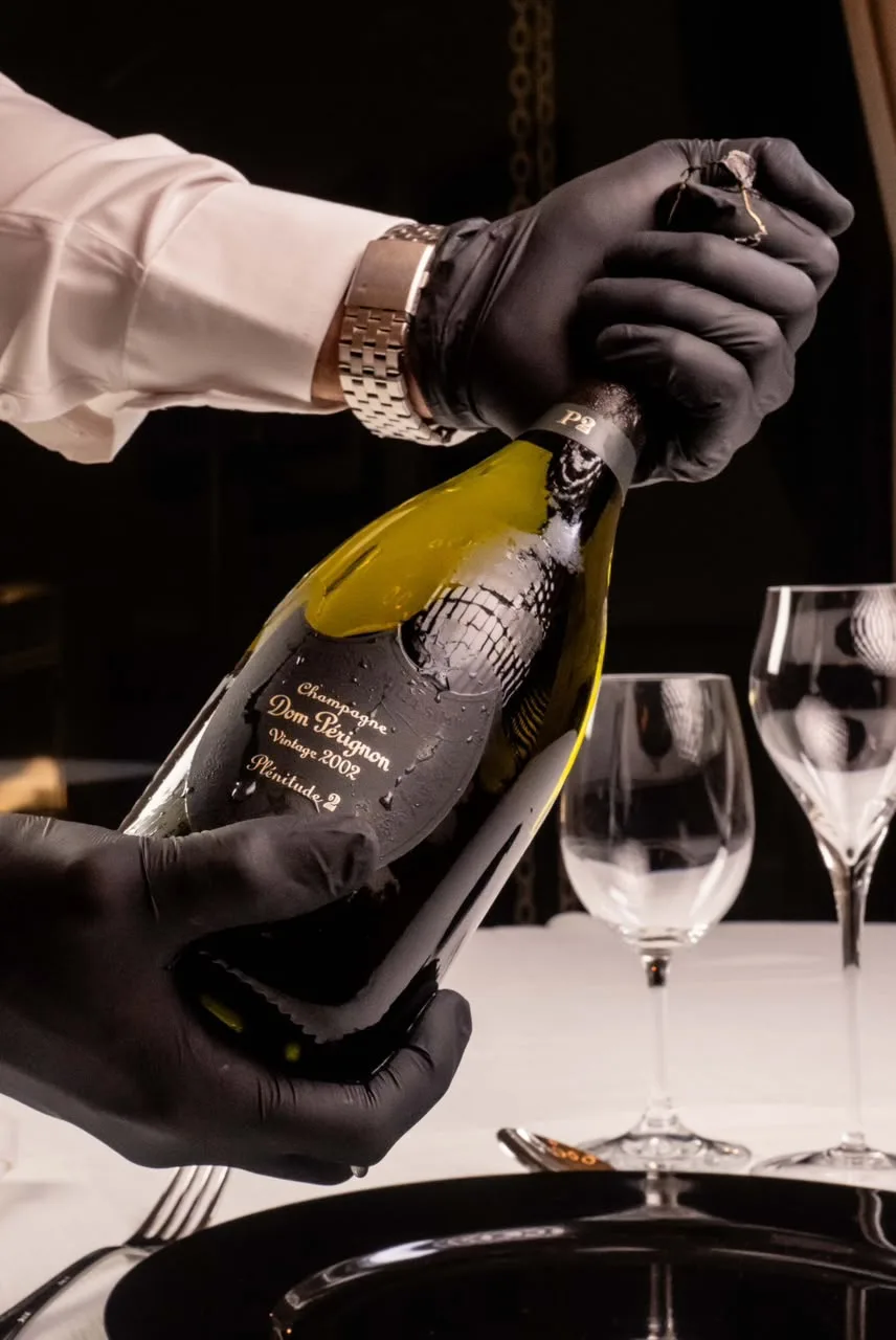 Dom Pérignon e Saimon Novack em fim de semana de luxo no Morro dos Conventos