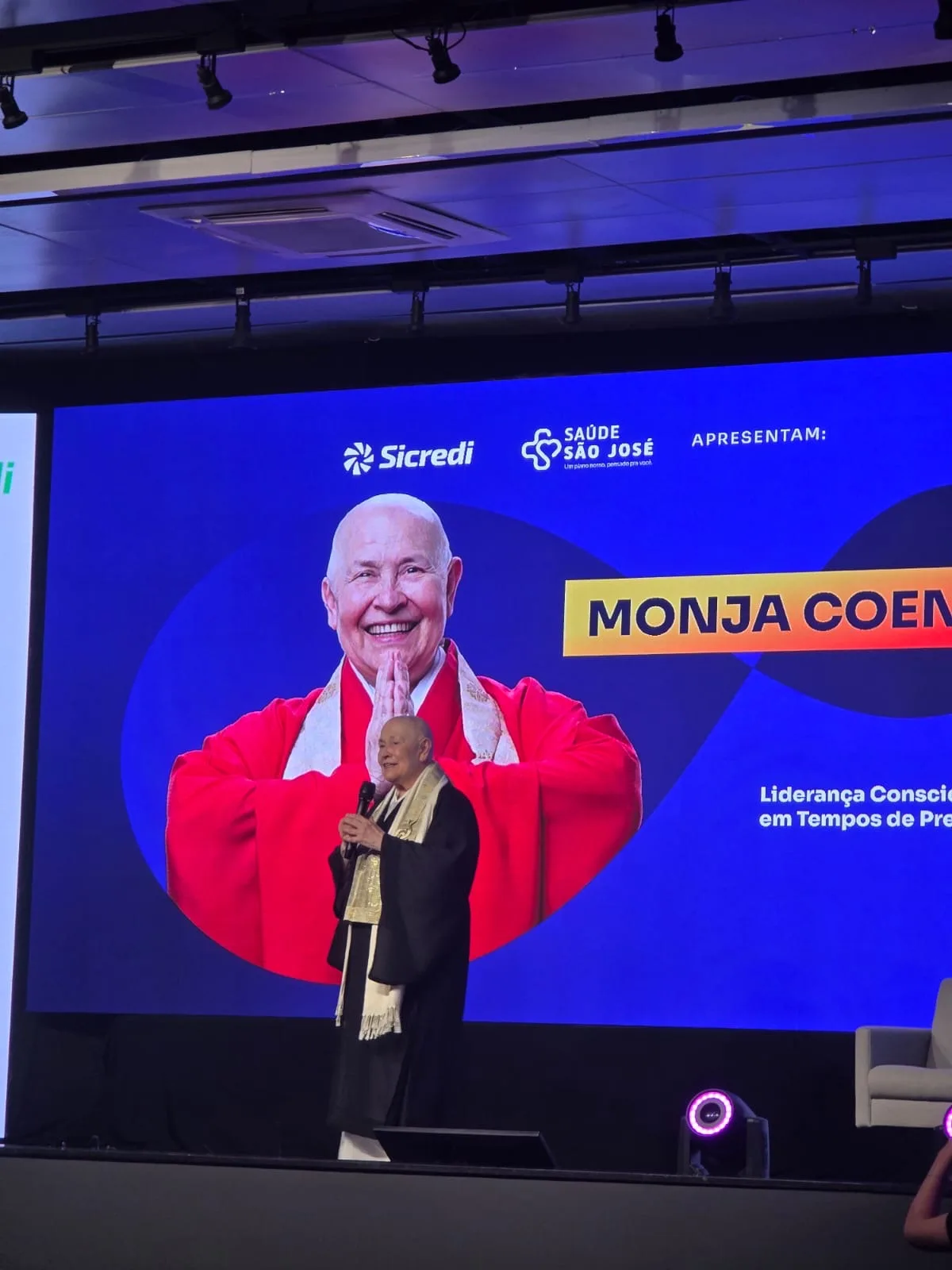 Monja Coen fecha a Expomais com casa cheia e muita reflexão