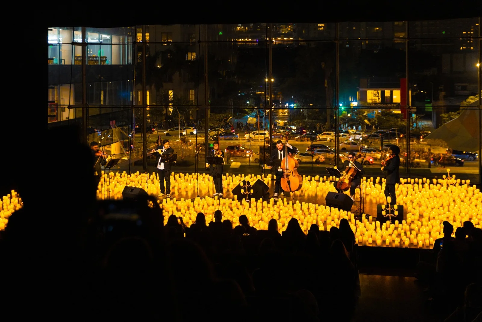 Nações Shopping vira cenário de concerto à luz de velas